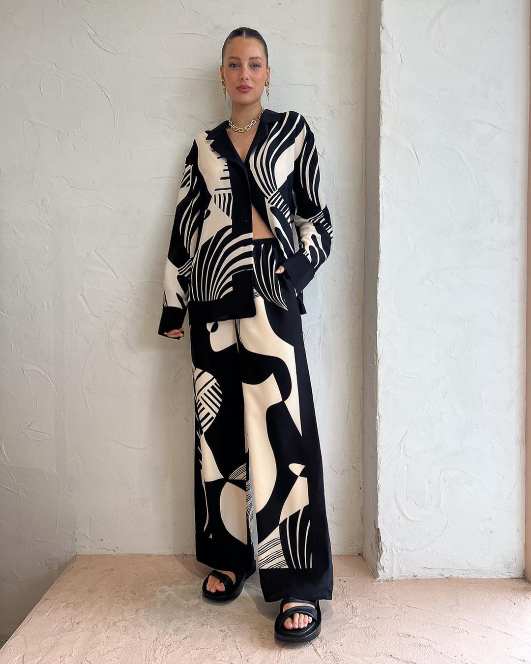 Isla | Versatile black and white set